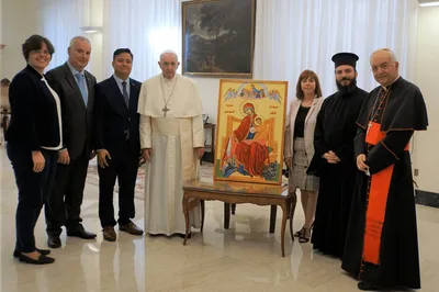Pope blesses religious icon for Syria with ACN reps