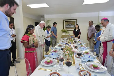 At lunch in Panama, U.S. pilgrim questions pope on abuse crisis
