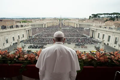 Only risen Christ can bring peace to world at war, pope says at Easter