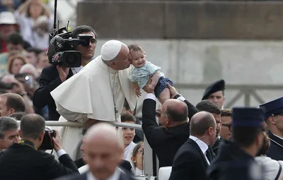 Defend right to life, conscientious objection, pope tells doctors