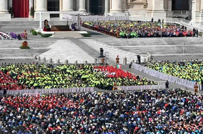 Pope Francis thanks world’s volunteers for the ‘miracle of tenderness’