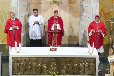 After receiving pallium, Cebu archbishop says leadership means carrying others