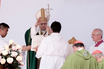Pope closes Youth Jubilee with call to embrace holiness, reject mediocrity