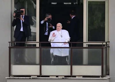 Pope Francis makes first public greeting and blessing from hospital