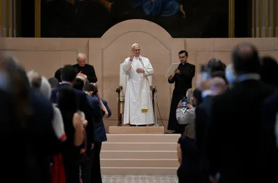 Pope tells politicians that AI should serve human beings, not replace them