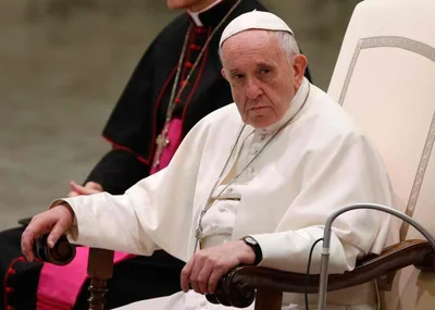 Don’t rush through silence at Mass, pope says at general audience