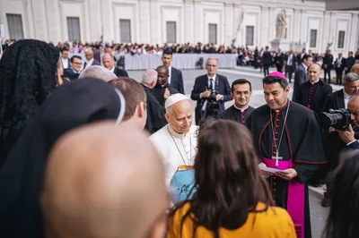 Pope greets activists supporting migrants at Chicago’s ICE detention center