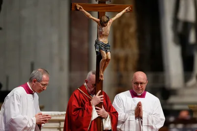 Papal preacher says cross brings hope to the oppressed