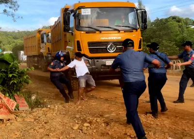 2 anti-mining protesters hurt as police try to break barricade