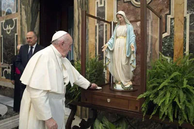 Pope Francis blesses Our Lady of the Miraculous Medal statue