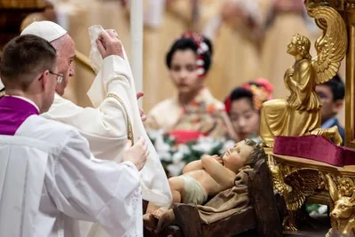 Sinner or saint – God loves you, Pope Francis says on Christmas Eve
