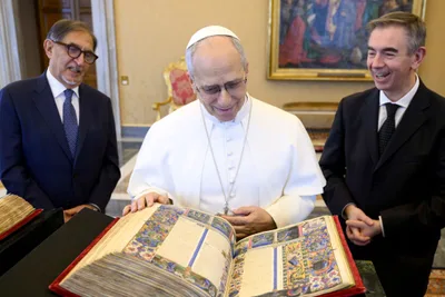 Pope Leo XIV urges Catholics to read printed books