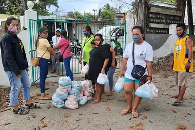 Chinese Catholics aid Manila’s poor amid lockdown
