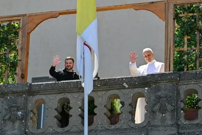 Pope Leo speaks with President Zelensky, calls for humanitarian aid