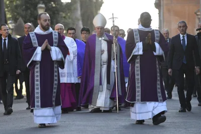 Pope Francis’ Lent advice: Put down phone, pick up Bible