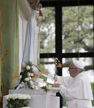 Pope entrusts to Mary victims of disasters, conflict, social tension