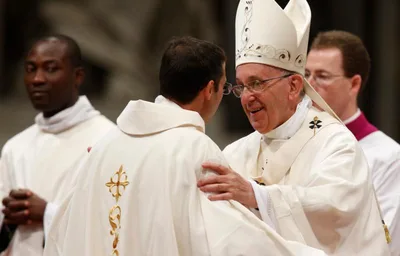 Pope talks criticisms, populism in latest interview with German weekly