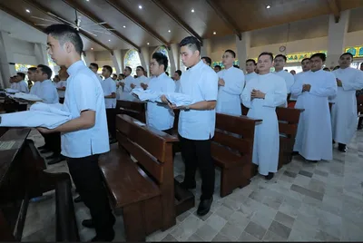 Seminarians told: Priesthood begins with ‘small steps’