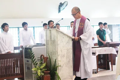 ‘Running priest’: Silence, simplicity needed today