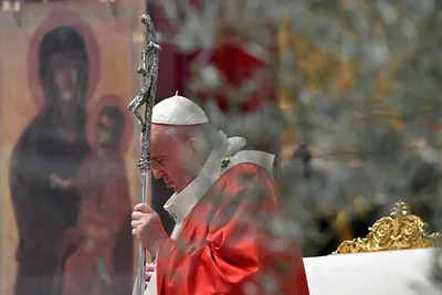 Pope Francis on Palm Sunday: Let us stand before the crucifix in our homes