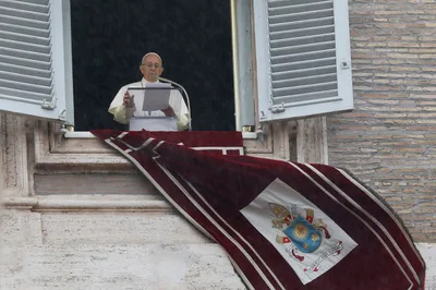 People must choose: path toward holiness or nothing, pope says