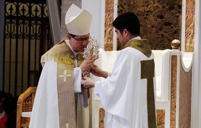 Filipinos throng St. John Paul II relic