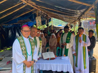 Bishop brings Gospel message of stewardship to anti-mining barricade in Nueva Vizcaya