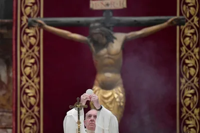 On Holy Thursday, Pope Francis recalls priests dying amid pandemic