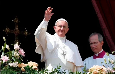 Risen Christ calls all to follow him on path to life, pope says