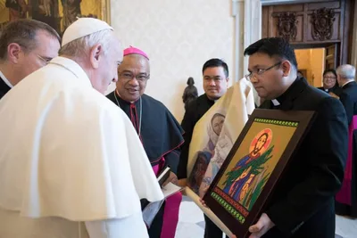Negros bishop gifts pope with painting of ‘sacada’ Jesus