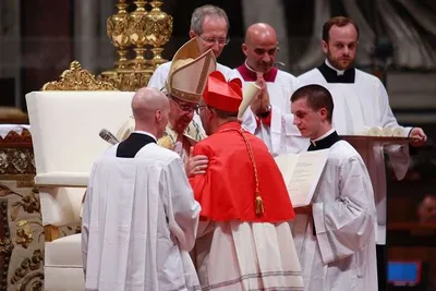 Keep your eyes fixed on the cross, Pope urges new cardinals