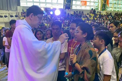 Bishop to youth: Give more time to Jesus than on your cellphones