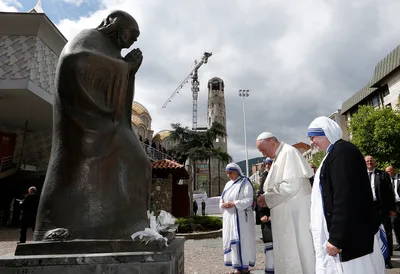 Pope draws lessons from Mother Teresa in city of her birth