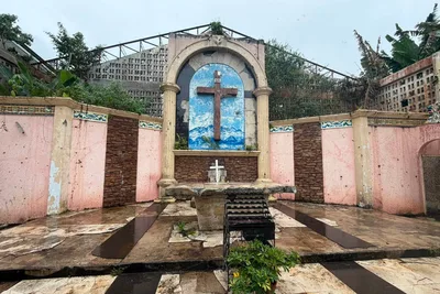 Papal nuncio praises Marawi Catholics’ resilience after visit to ruined cathedral