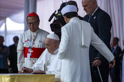 Pope Francis urges religious communities to strengthen bonds, address global crises