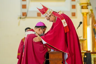 Archbishop Baccay of Tuguegarao receives sacred pallium