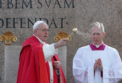 Embrace the cross, trust God will triumph, pope says on Palm Sunday