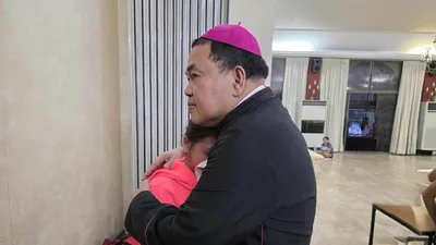 Obispo ng Cubao, personal na nakiramay sa mag-asawang nalunod ang anak sa baha - VeritasPH