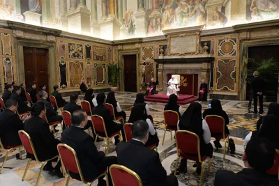 Pope Francis warns priests and seminarians against worldly temptations