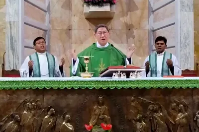 Cardinal Tagle offers, calls for prayers for ailing Pope Francis at Sunday Mass