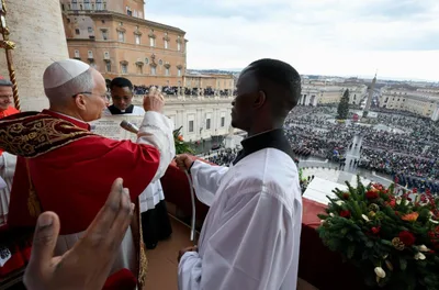 Pope Leo XIV highlights Gaza, Yemen, migrants in first Christmas Urbi et Orbi message