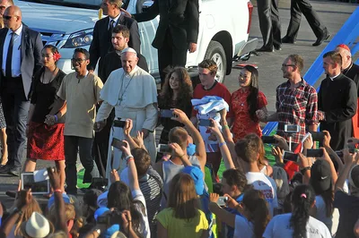 Pope announces pre-synod meeting with youth as participants