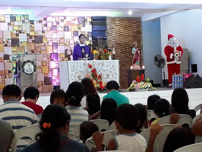 School workers give ‘Christmas love’ to Urduja-affected families