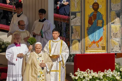 Pope at Easter: ‘May Christ, our Passover, bless us and give his peace to the whole world’