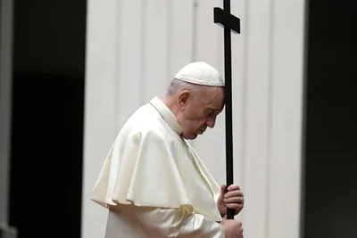 At Via Crucis, Pope Francis prays for those serving the suffering