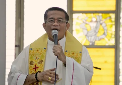 Don’t let poverty destroy dreams, bishop tells young people