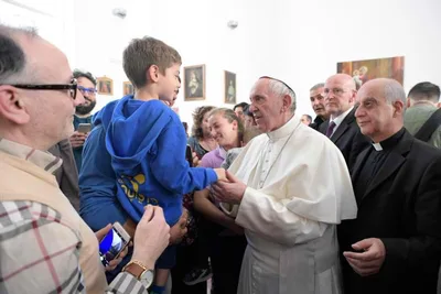 Continuing ‘Mercy Friday’ practice, pope visits center for the blind