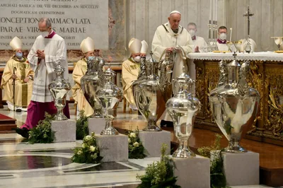 Pope Francis tells priests at Chrism Mass: ‘The cross is non-negotiable’