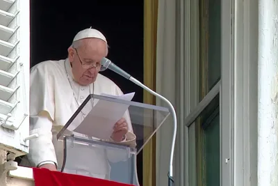 Pope Francis weeps at Ukraine suffering, calls for daily rosary for peace