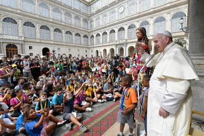 Pope Francis welcomes giant puppet to Vatican